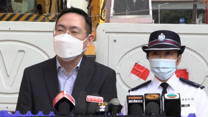 警方上水分區指揮官警司馮雅政(右)講解「沃土」行動細節。警方facebook影片截圖