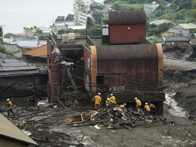 日本静冈县热海市伊豆山地区的山泥倾泻灾难新增3名死者。美联社图片