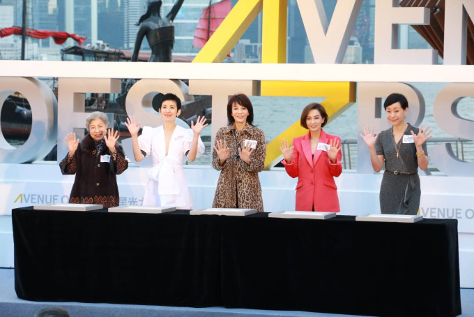 (左起)罗兰、吴君如、郑裕玲、毛舜筠及叶童一同进行打手印仪式。