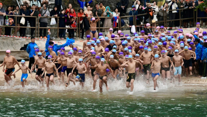 一年一度元旦冬泳今日(1日)早上在淺水灣泳灘舉行，有逾1200人參賽。梁國峰攝