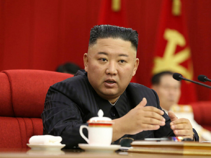 北韩官媒指金正恩曾试过凌晨3时致电下属，督促工作。（美联社）