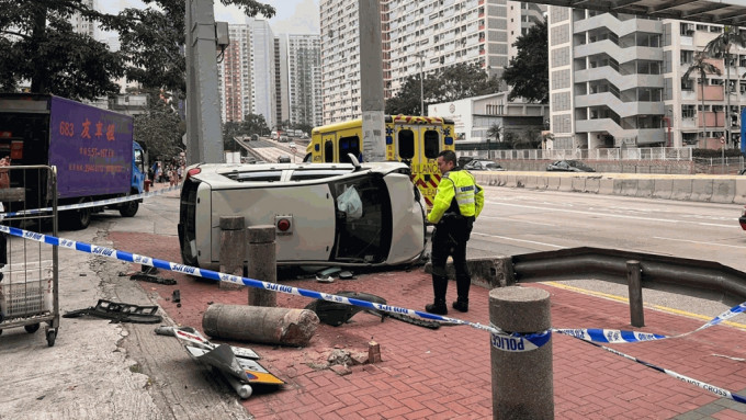 龍翔道漁護署私家車自炒 衝上行人路撞石柱翻側 司機受傷送院