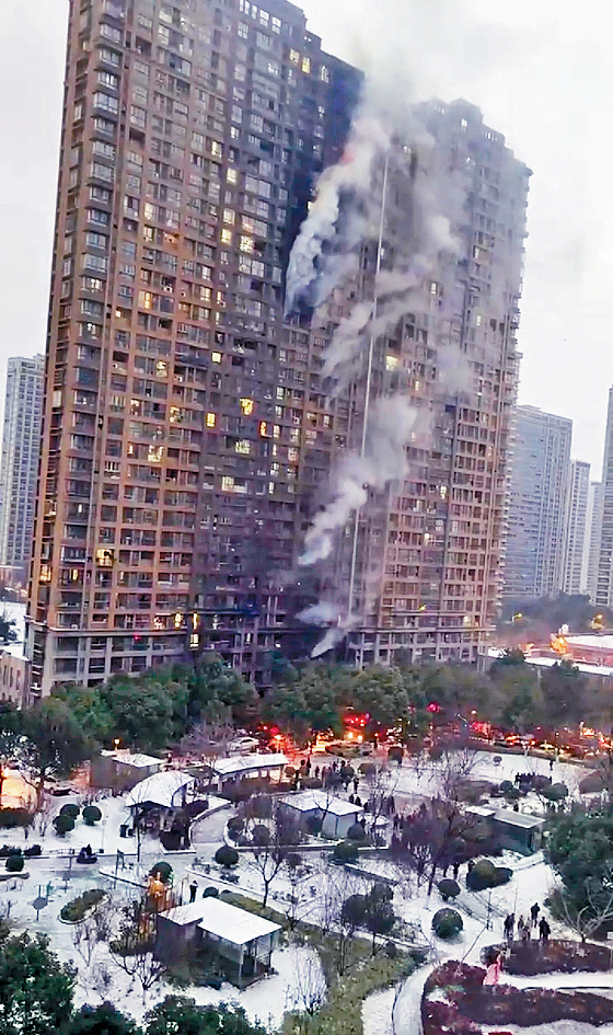 南京屋苑23日凌晨起火，早上仍有濃煙冒出。