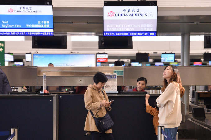 受罷工影響華航明日(11日)往來香港至台北、高雄共12個航班取消或延誤。