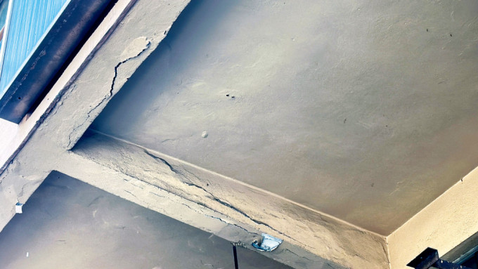 旺角道國際大樓騎樓底出現約5條裂痕，每條約1.5米。
