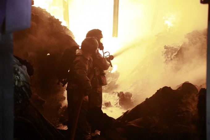 肯尼亚运燃料车爆炸引发大火，火势猛烈，消防员努力扑救。美联社