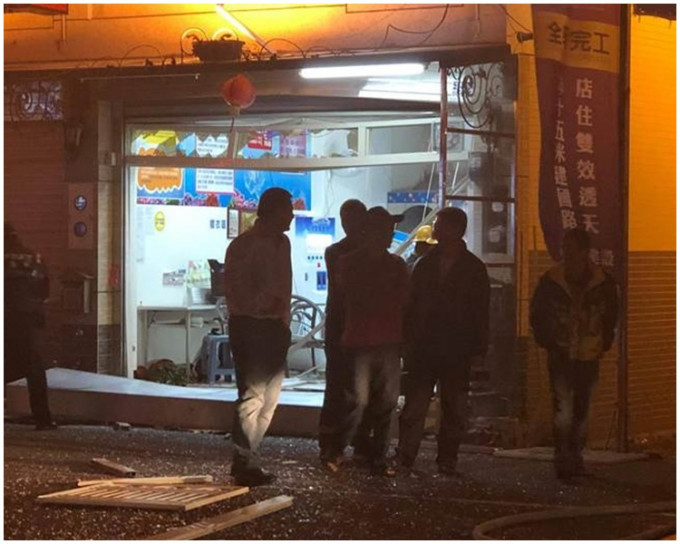 洗衣店的落地玻璃窗与店内洗衣机严重毁损。