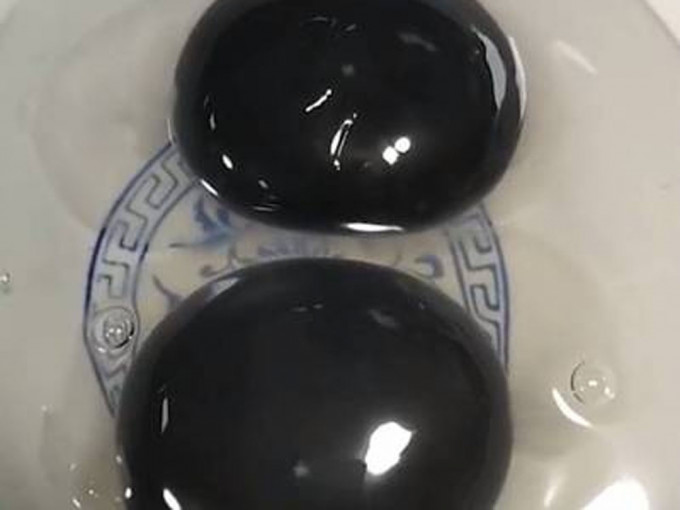 同一只母鹅生下的蛋连续好几颗都有是「黑心蛋」。