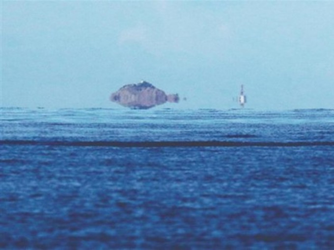 大鹏湾海面南侧出现了一个鱼形的海岛影像。网图