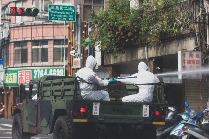 化学兵在台北市万华区进行消毒状况。网上图片