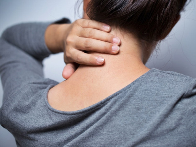 现代人容易有肩颈酸痛的情况。网图（示意图）