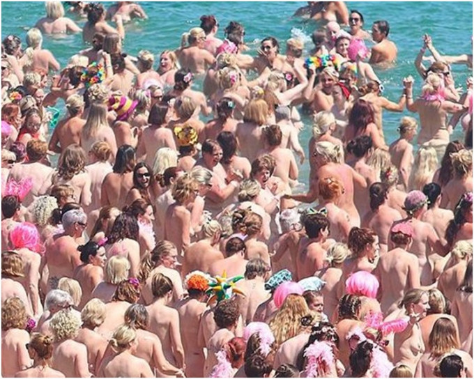 裸泳活動在都柏林南郊的馬科摩羅海灘舉行。