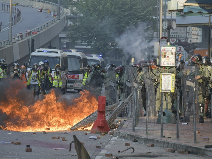 當日有示威者於荃灣大河道縱火堵路。資料圖片