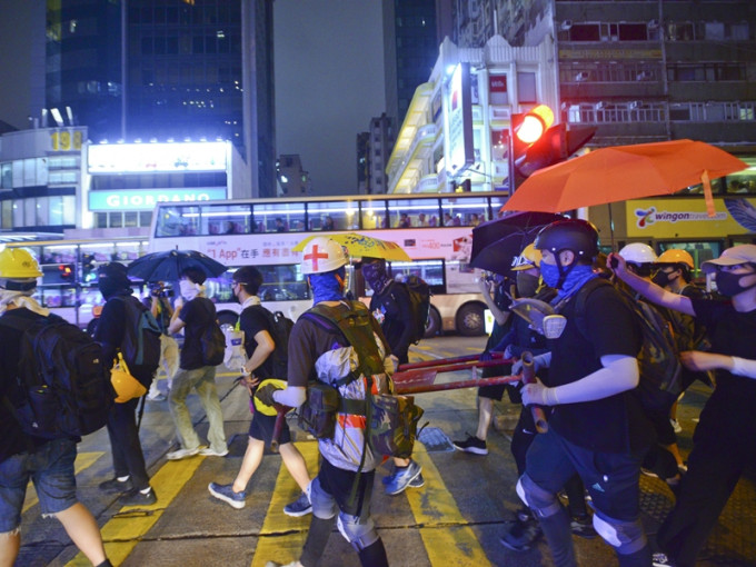 《人民日报》海外版发表评论文章称，香港示威者以「反修例」为幌子进行各种激进抗争。　资料图片