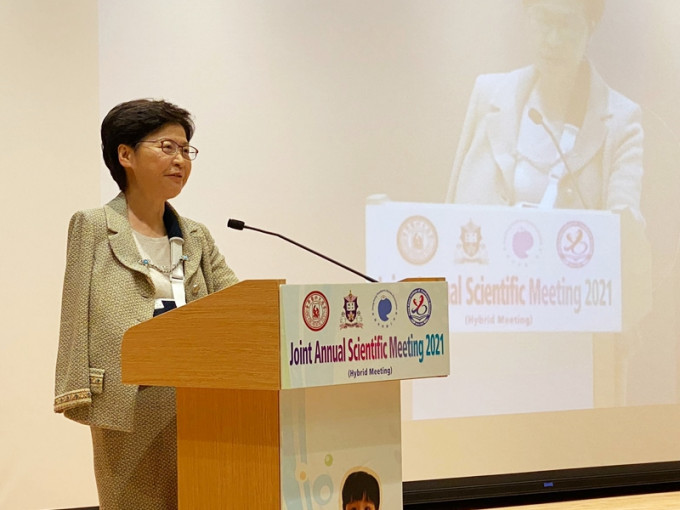 行政长官林郑月娥出席一个儿科学术会议时表示，致力推动引入非本地培训医生的法例，其中是想引入人手缩短儿童等候时间。