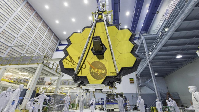韋伯太空望遠鏡有18塊金色鏡片。互聯網圖片