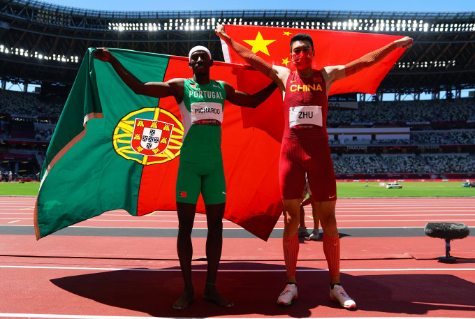 葡萄牙比查度和中国朱志明(右)分别取得男子三级跳远金银牌。Reuters