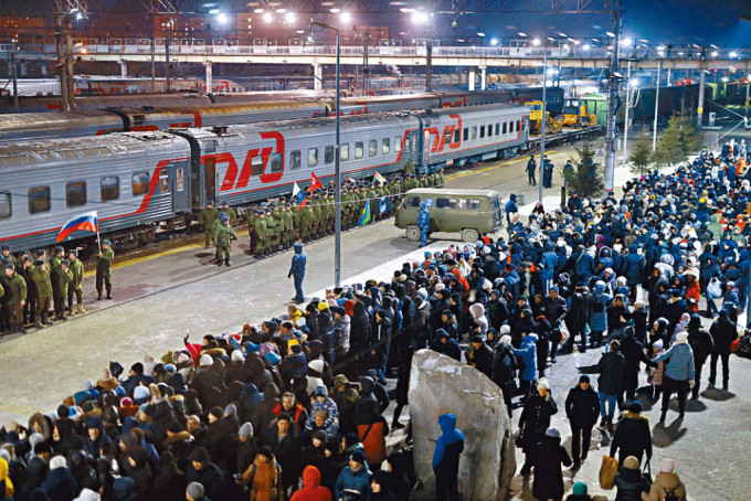 俄羅斯西伯利亞秋明市上周五有一批被徵召入伍的士兵，準備登上火車。