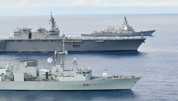加拿大海军护衞舰渥太华号（前）在参加美日联合演习。日本海上自卫队