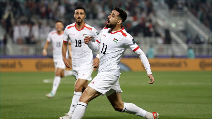 巴勒斯坦的達巴治（11號）在亞洲盃實力超班。Reuters