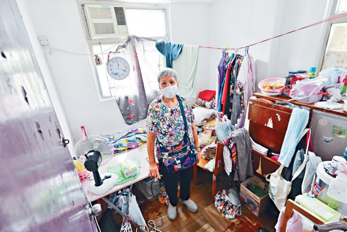 76岁的云婆婆今年才开始排公屋，现时所住劏房衞生欠佳充满异味，但上楼遥遥无期。