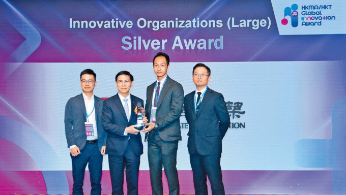 中国建筑工程（香港）有限公司代表：邵瑞喆先生（右二）、张锦贤先生（右一）、徐鹏先生（左一）一同上台领奖。