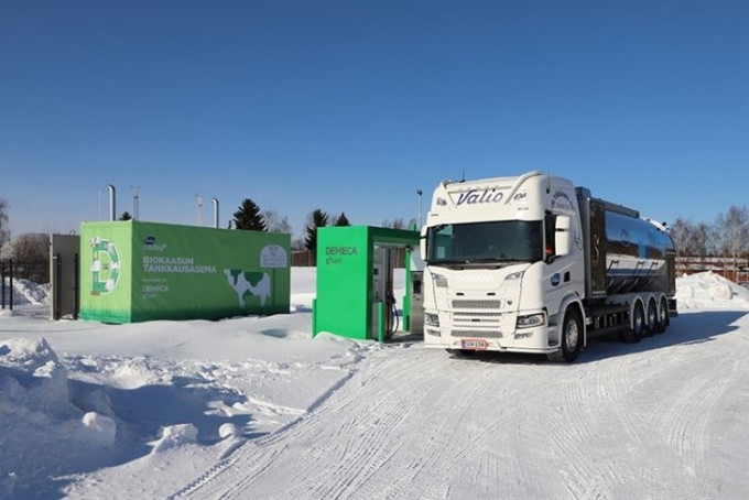 芬蘭Vuorenmaa牧場以芬蘭首輛牛糞沼氣為動力牛奶卡車，注滿農場自己產生沼氣燃料運送牛奶。