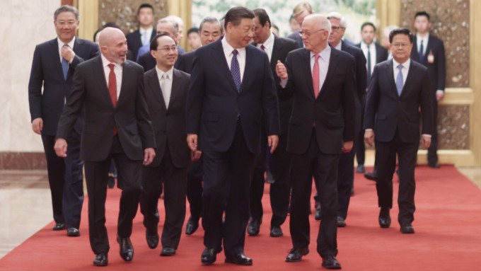 國家主席習近平在北京人民大會堂集體會見美國工商界和戰略學術界代表。（中新社）