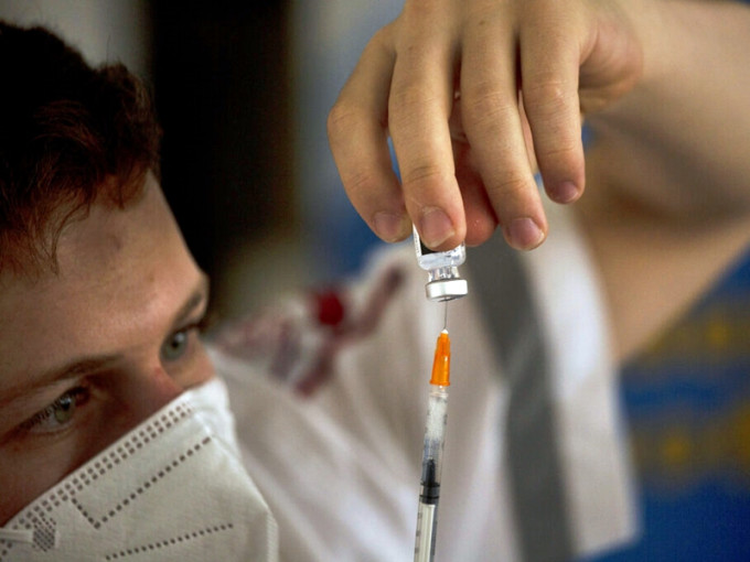 以色列日前開始為60歲以上人士接種第3劑輝瑞新冠疫苗。AP圖片