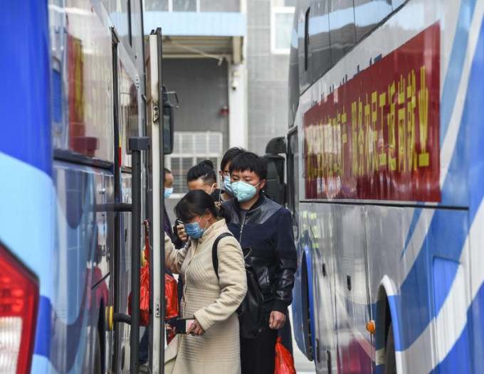 湖北工人早前安排點對點服務，分別返回深圳、上海等地復工。