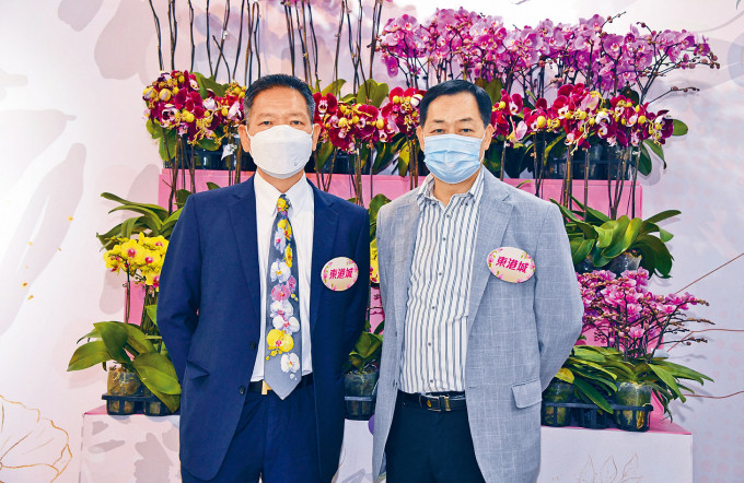 「蘭花大王」楊小龍（左）與香港鮮花盆栽批發商會主席賴榮春（右），參加商場花市冀助速銷。