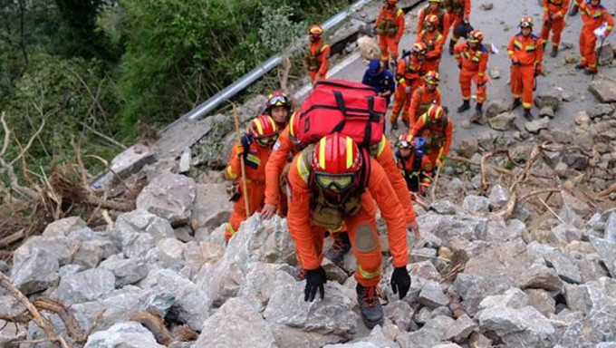  四川瀘定地震增至72人遇難，救援工作持續。