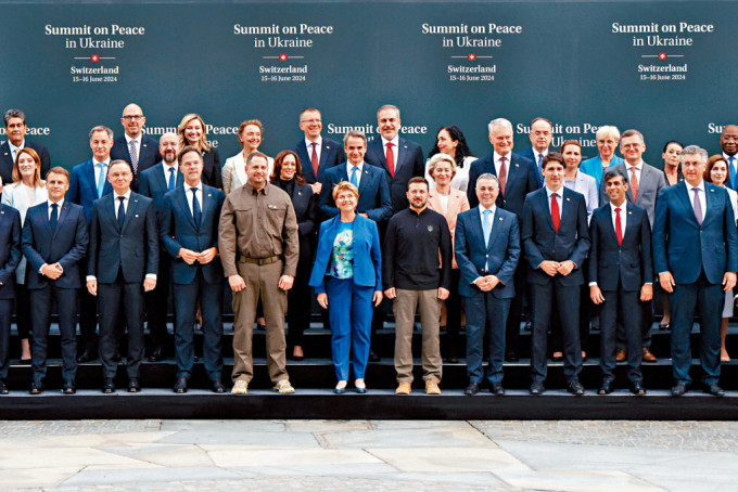 乌克兰总统泽连斯基和出席和平峰会的多国领导人拍摄合照。