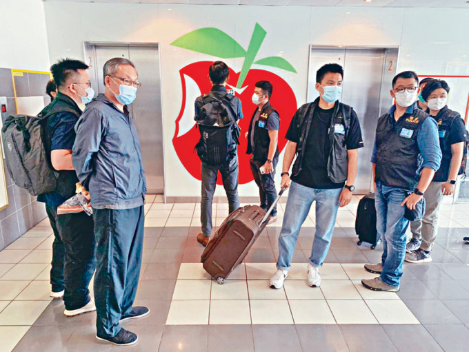 壹傳媒前行政總裁張劍虹涉違《香港國安法》被捕，早前曾被帶回《蘋果日報》大樓。