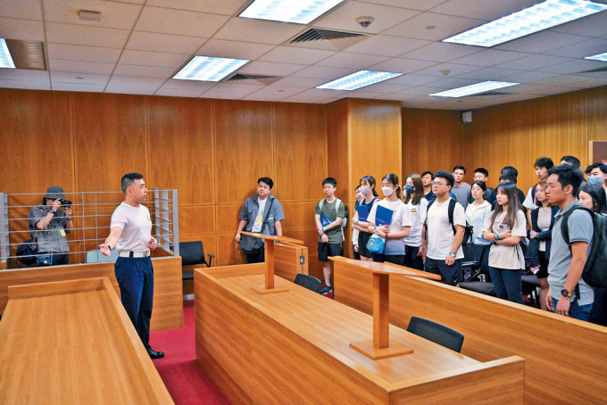 参加者可参观学院内的模拟法庭以及出入境检查大堂等。