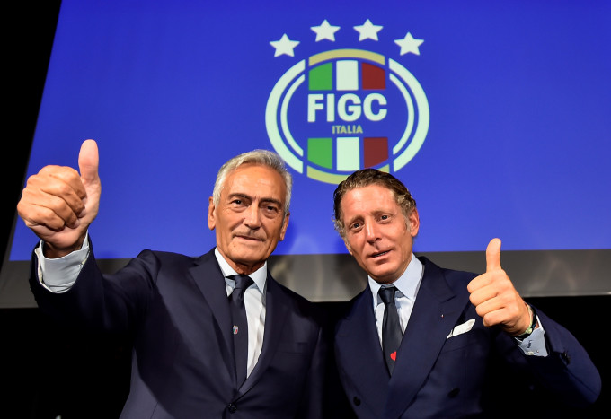 意大利足总主席格拉维拿(左)与企业家艾勤。 Reuters