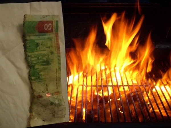 有網民燒烤時，不小心心「燒銀紙」，令50元紙幣燒剩一半。fb群組「西環變幻時」/ 網圖