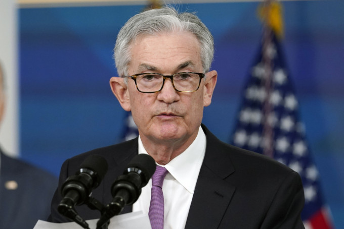 美国联储局主席鲍威尔表示，正考虑提早数月缩减买债。AP图片