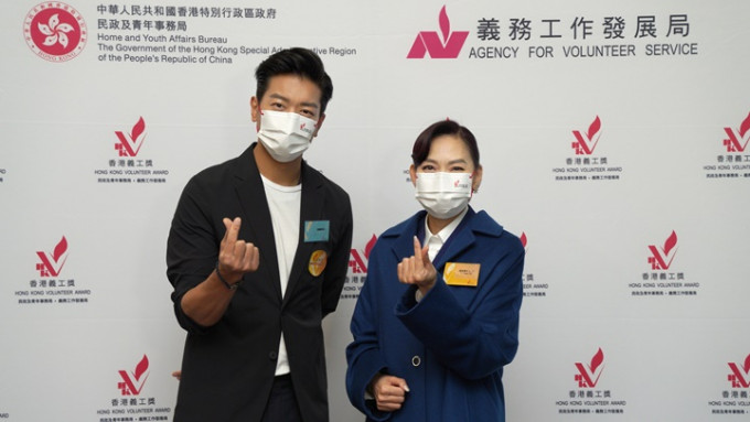 香港义工奖举行颁奖礼，艺人黎诺懿(左)获颁杰出义工奖。