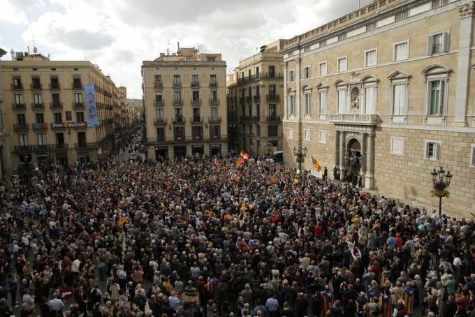 数以万计的民众则聚集在巴塞隆拿议会大楼外，抗议中央政府打压。