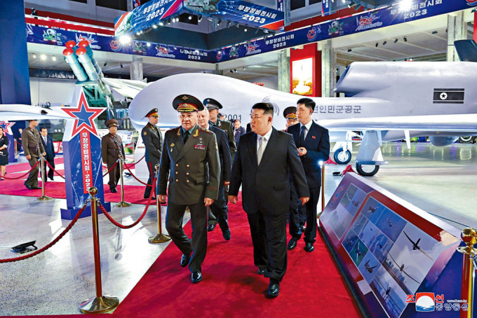 金正恩周三在平壤陪同俄罗斯国防部长绍伊古，参观北韩新型武器展览，其背后为无人机。
