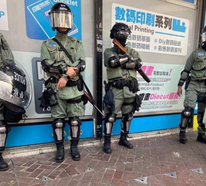 防暴警在長荔街交界戒備。網圖