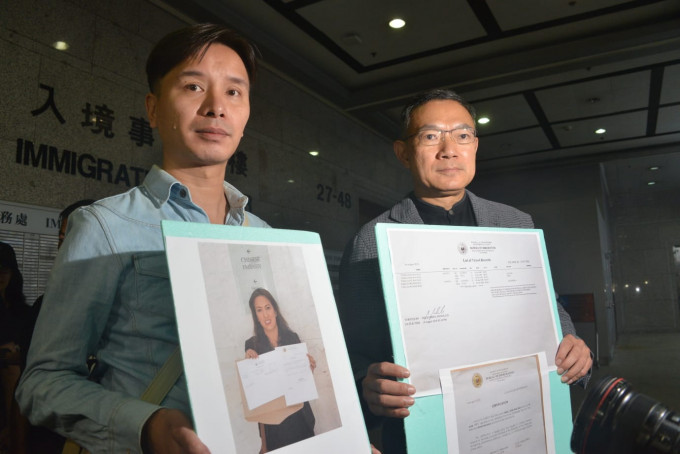谢伟俊（右）协助被囚港人邓龙威家属取得当年菲律宾官方入境纪录。