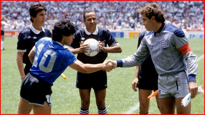 阿根廷在八六年世界杯对英格兰，由宾拿沙（右二）执法。