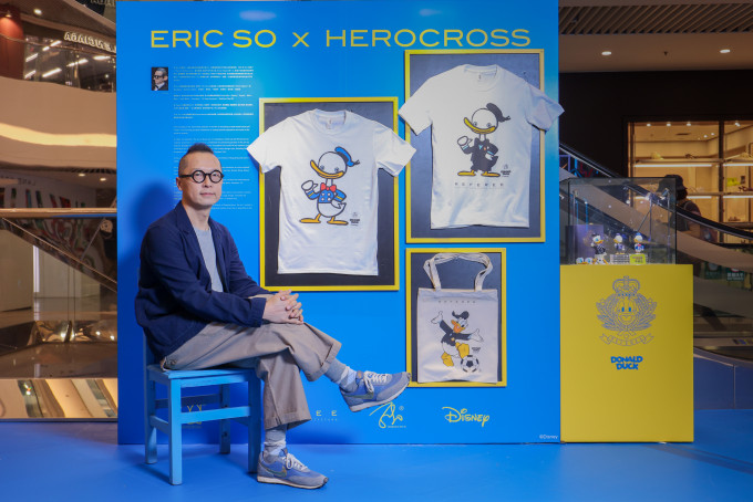 由Eric So设计唐老鸭球证T恤和环保袋。