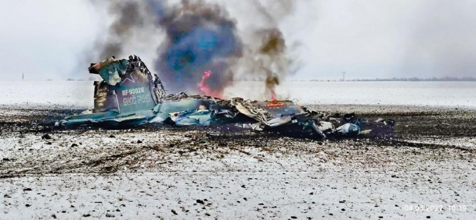俄军苏-25攻击机，在乌东部沃尔诺瓦哈市外被击落。