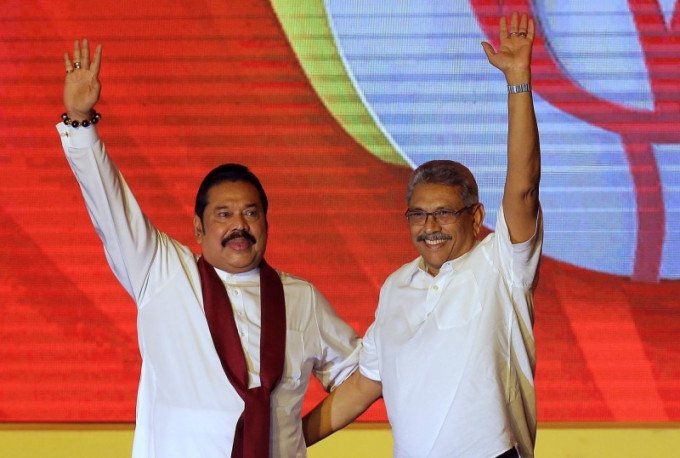 斯里蘭卡新總統戈塔巴耶·拉賈帕克薩（右）宣布任命兄長馬欣達·拉賈帕克薩為新總理。AP
