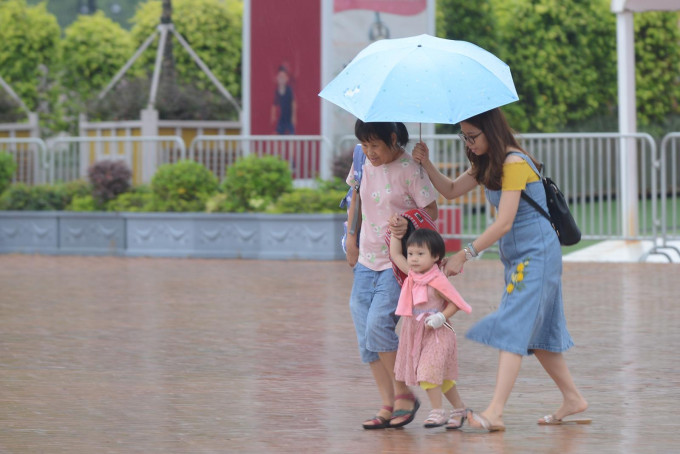 天文台预料本港地区今日大致多云，间中有骤雨及几阵狂风雷暴。资料图片