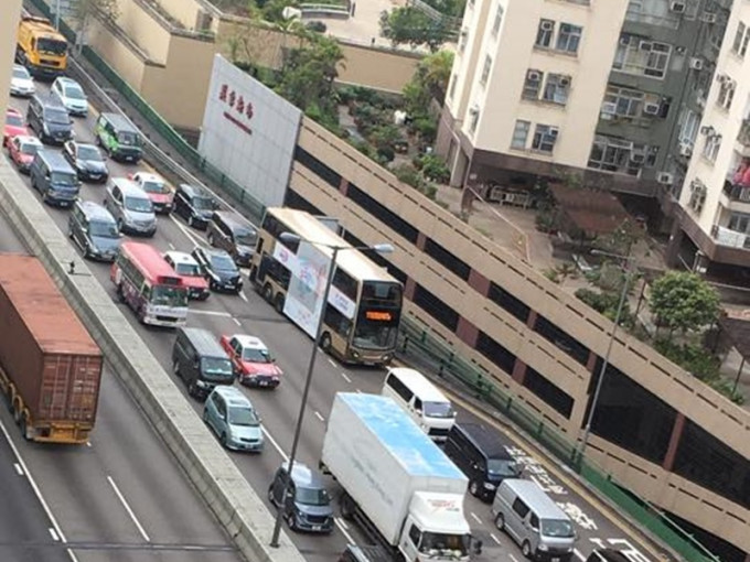 令現場交通大擠塞，車龍排至瑪嘉烈醫院對開。 突發事故料區