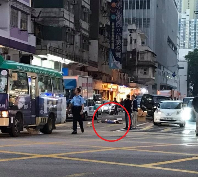 專線小巴駛至近欽州街路口時，撞倒一名正橫過馬路的婦人。網民Ata Ata/香港突發事故報料區fb群組
